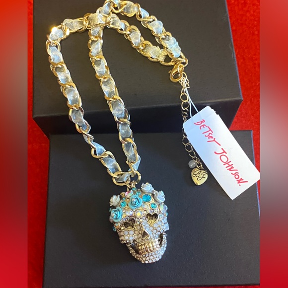 Betsy Johnson Skull Necklace - Picture 1 of 5